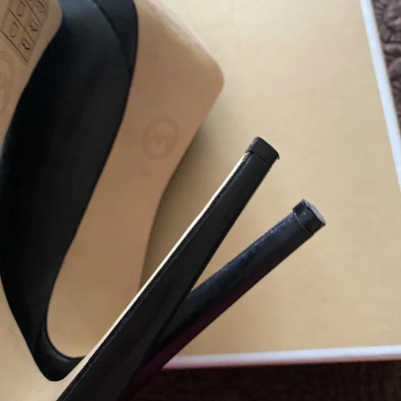 Michael Kors Hamilton Pumps. Like New! Size 8. - Picture 5 of 7